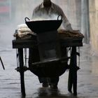 Popcornverkäufer im Dunst des Monsun