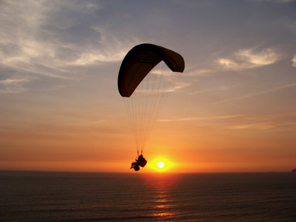 Por el cielo de Miraflores, Lima-Perú