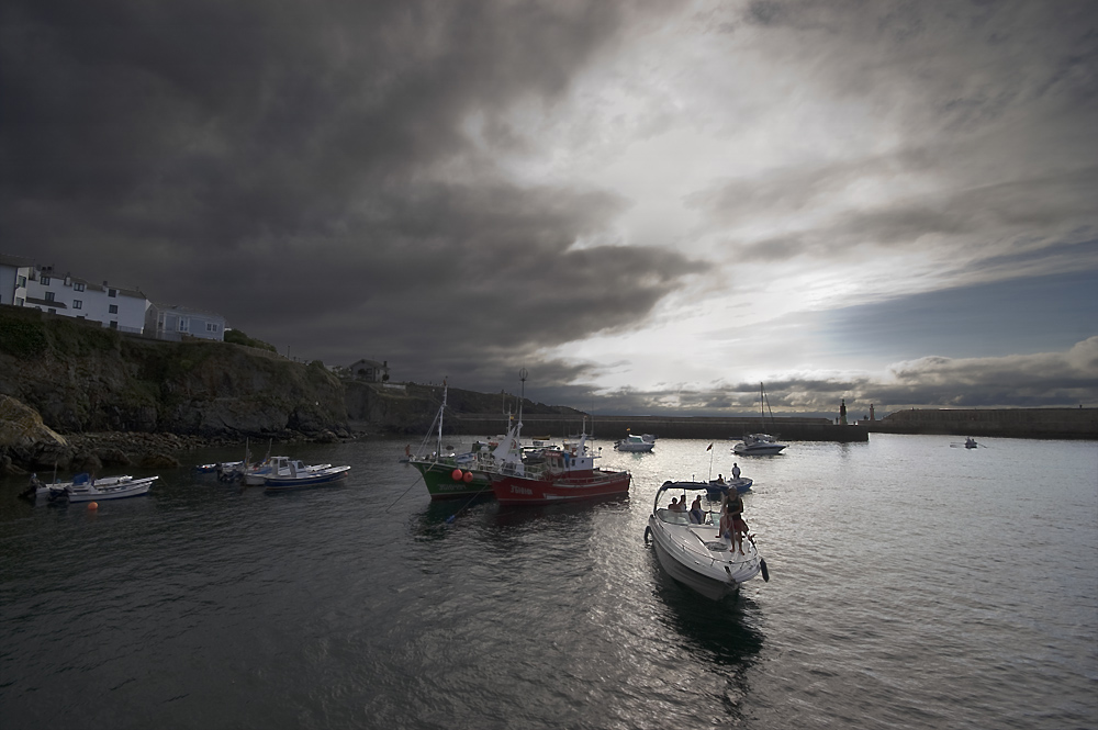 Por el puerto en Tapia de Casariego (Asturias)