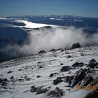 Por encima de las nubes.