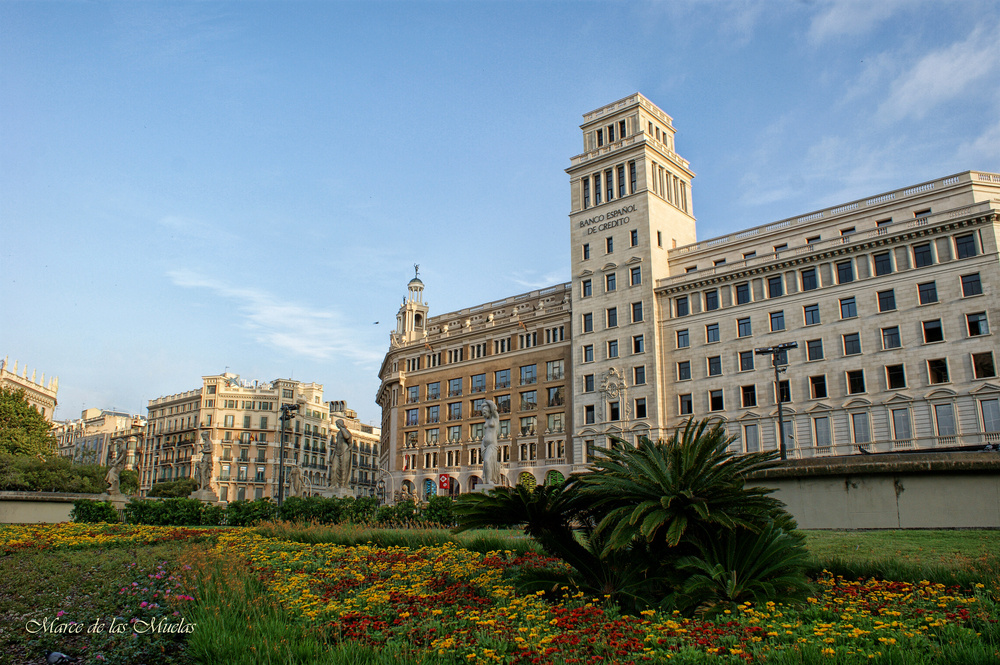 ...por la plaza de Cataluña...