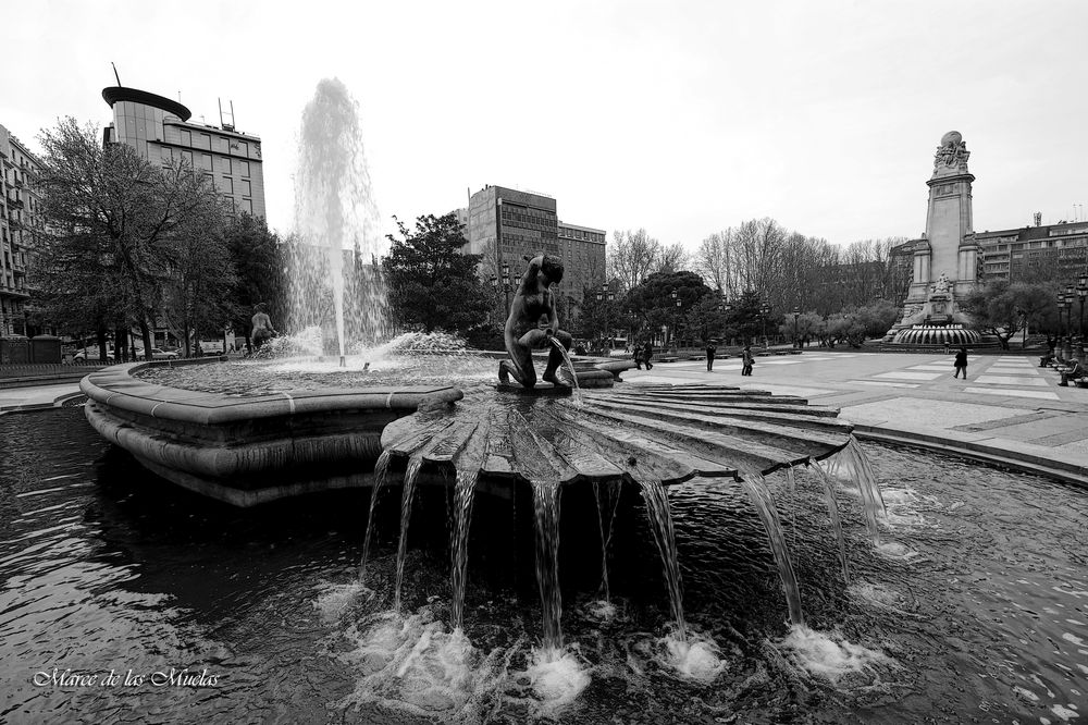 ...por la Plaza de España 2...