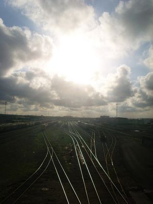 por la via del tren se va el sol