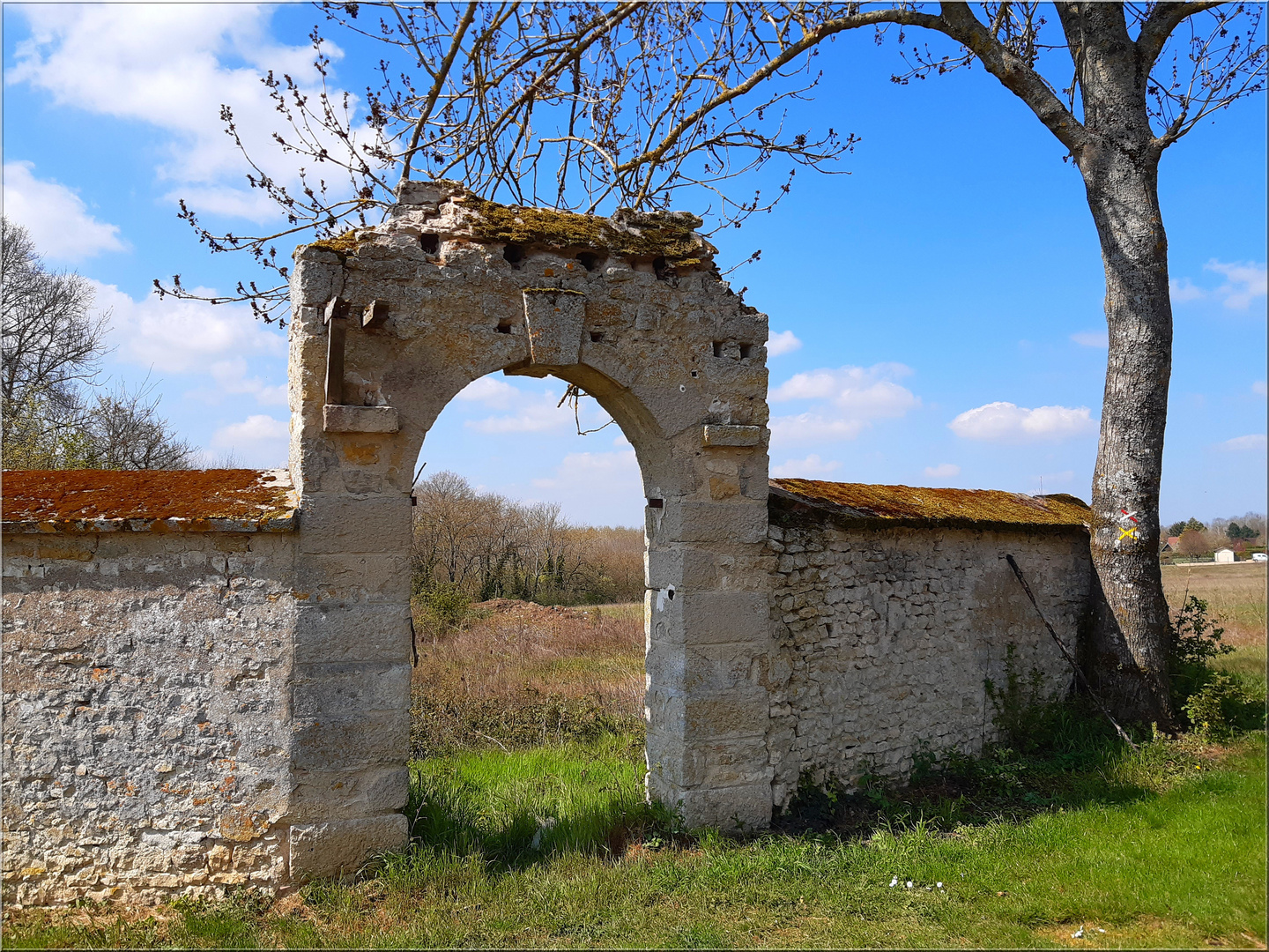 ..Porche du Monastère Orthodoxe St-Grégoire à Bondaroy (45)..