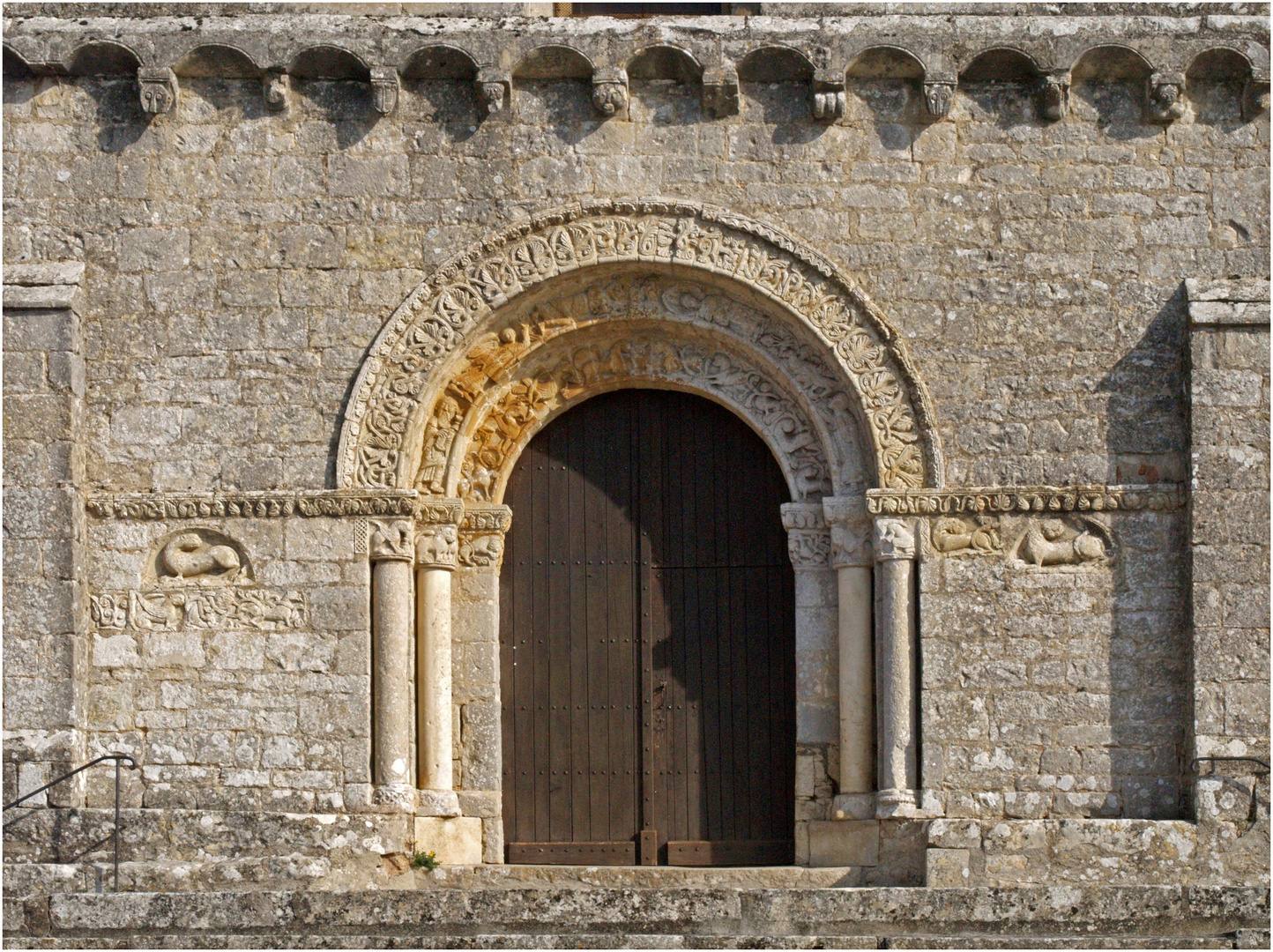 Porche et façade de l’Eglise Notre-Dame de Genouillé (Vienne) XIIIème siècle