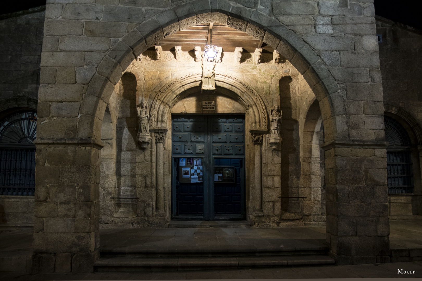 Porche y entrada a  Santa María de Salomé