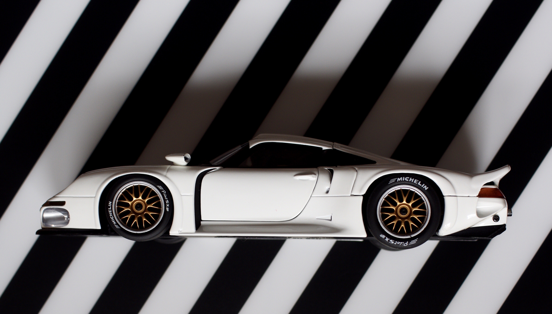 PORSCHE 911 GT1