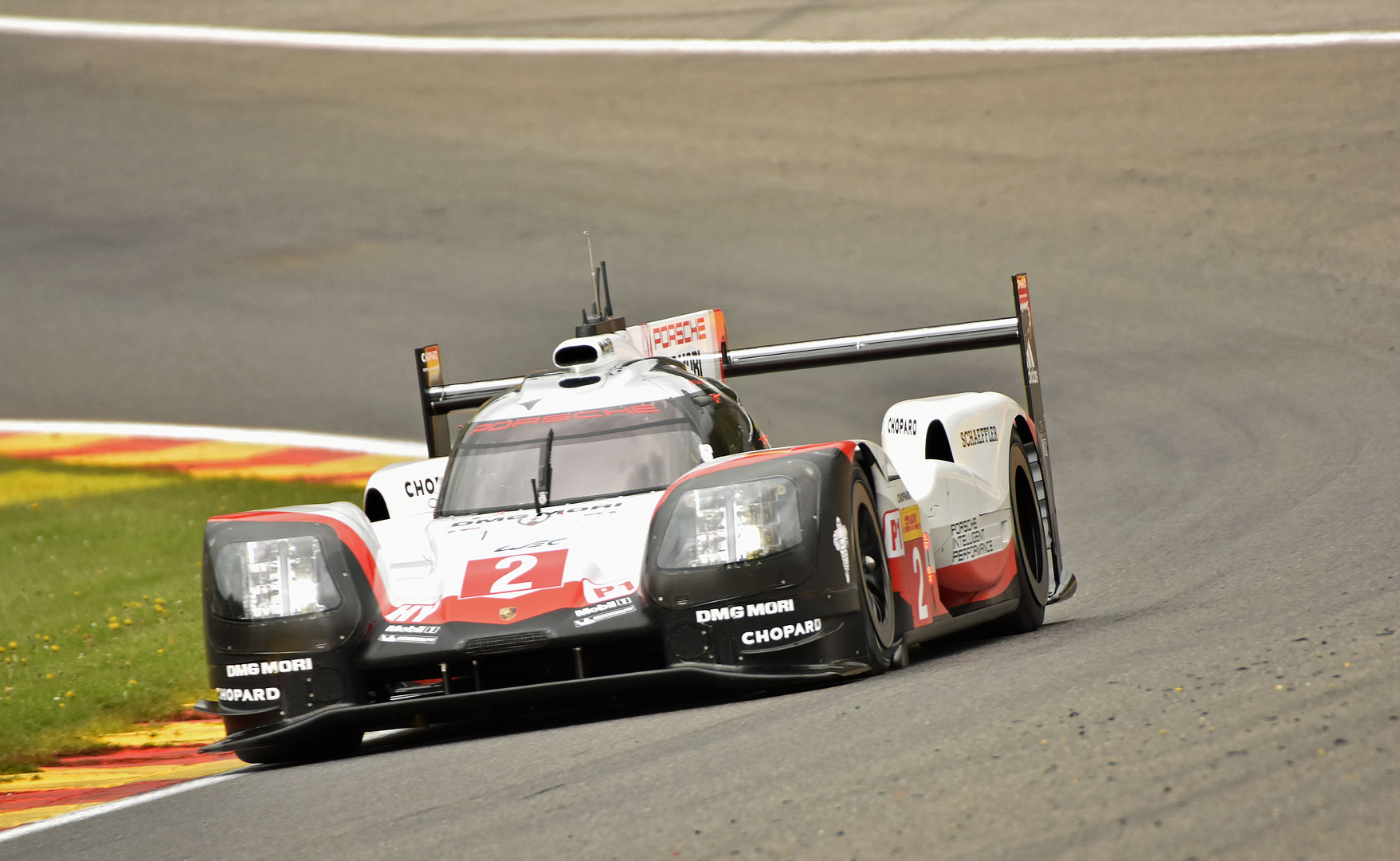 Porsche 919 Hybrid in The Raidillon