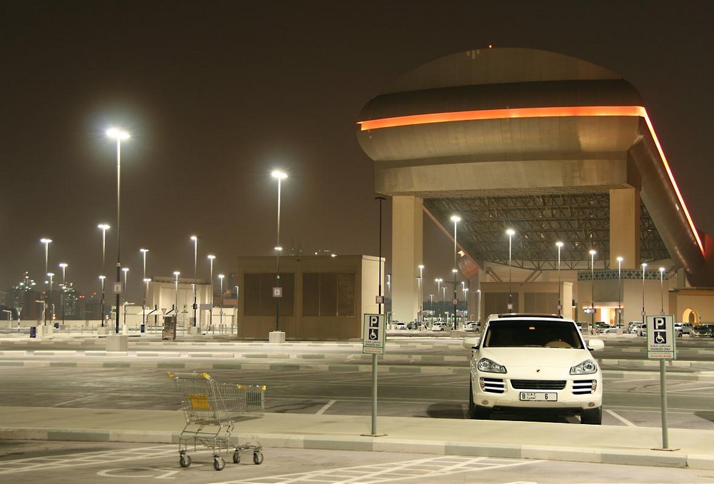 Porsche Cayenne "B 6" - Ski Dubai - Parkplatz - Einkauswagen - Nacht