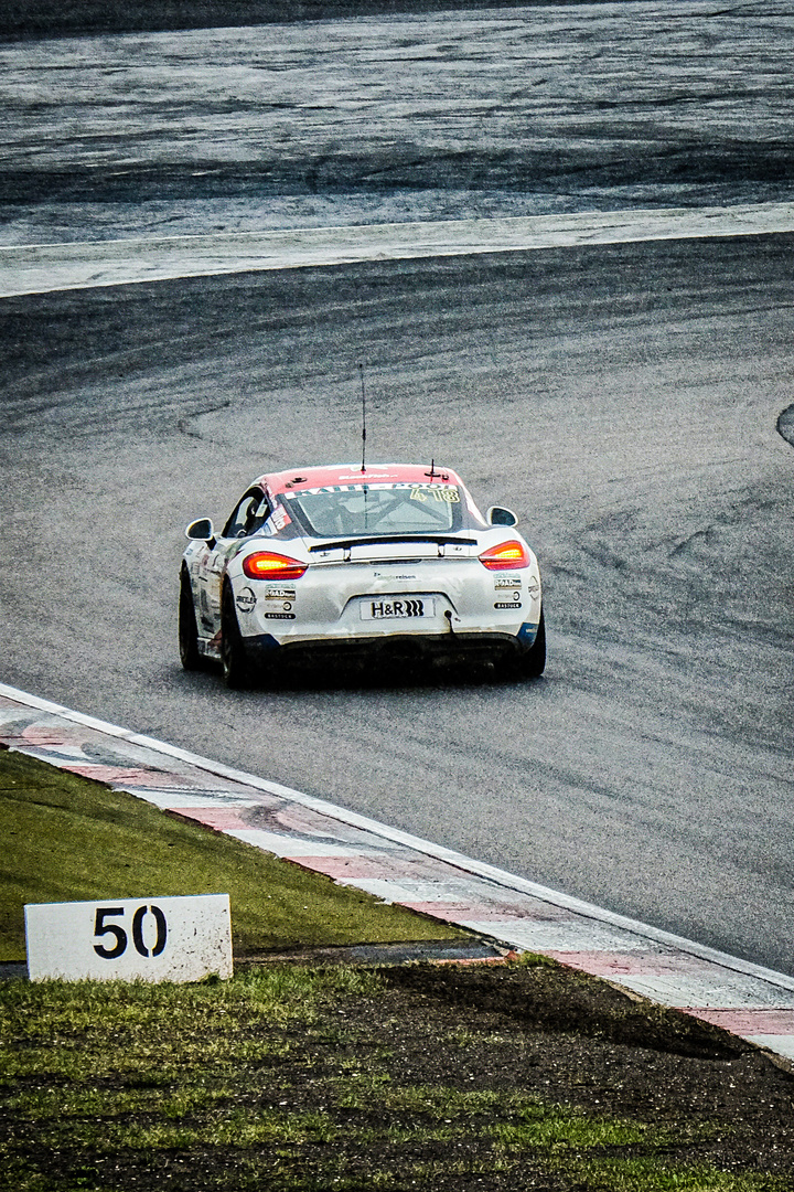 Porsche Cayman am Ende der Zielgeraden