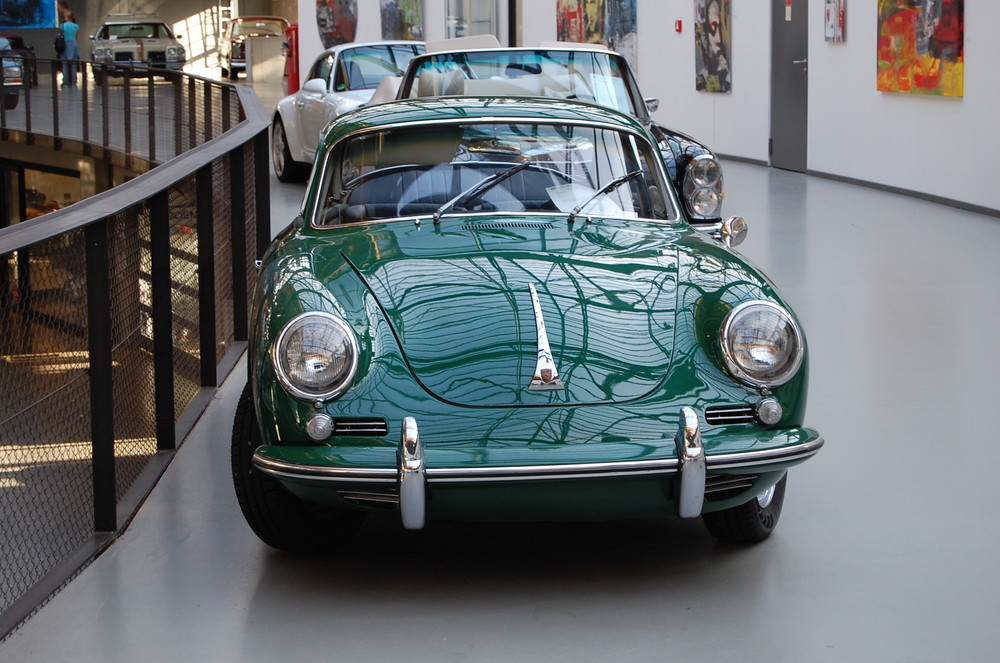 Porsche im Düsseldorfer Meilenwerk