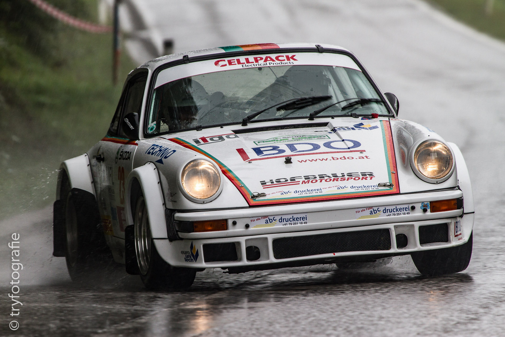 Porsche im Regen