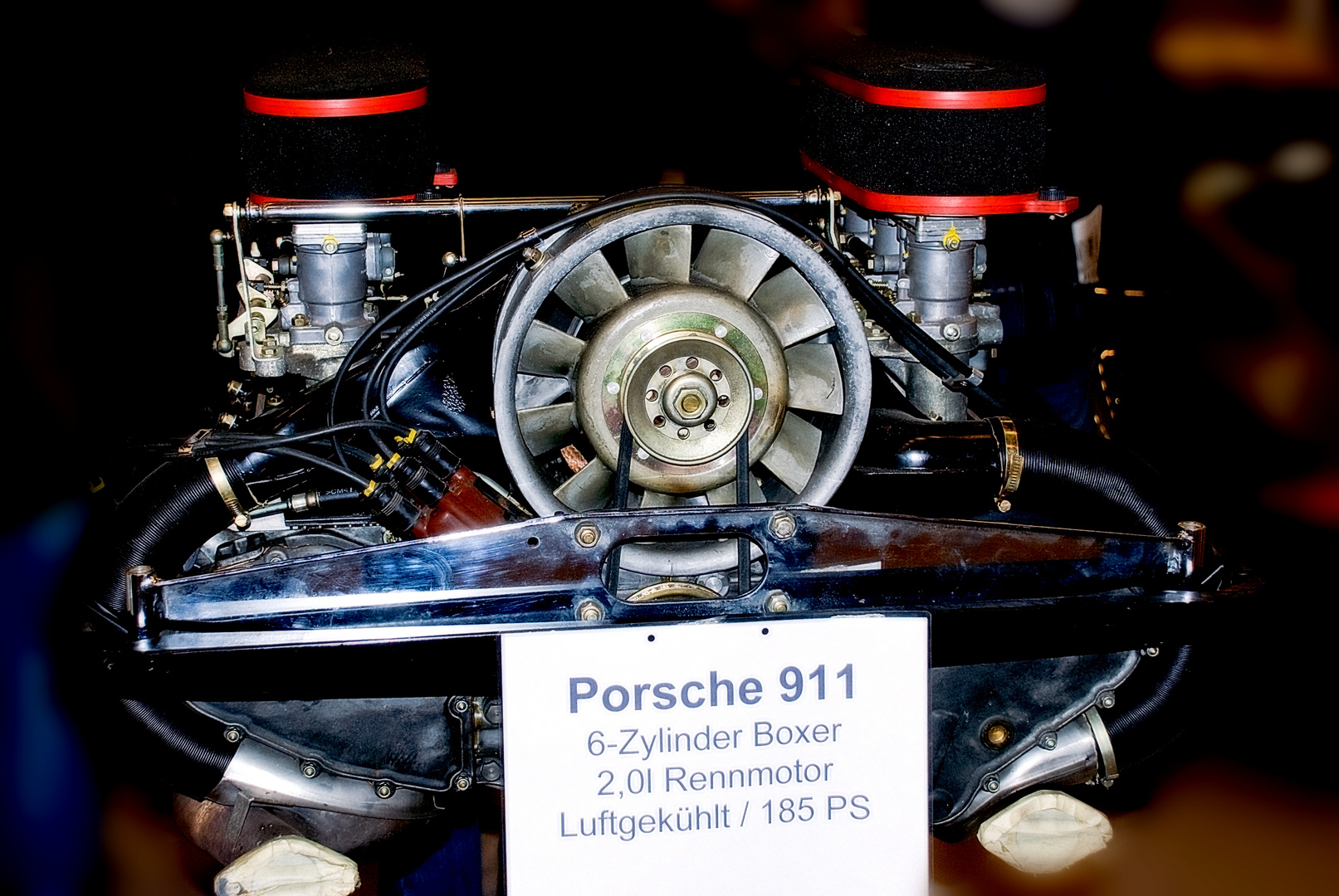 Porsche Motor auf einer Automesse