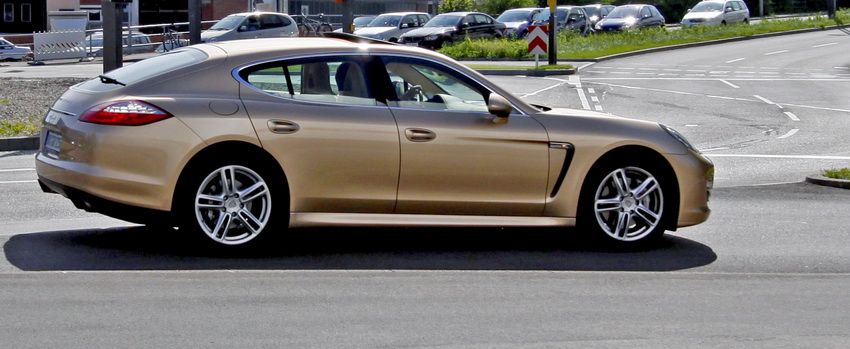 - Porsche Panamera -