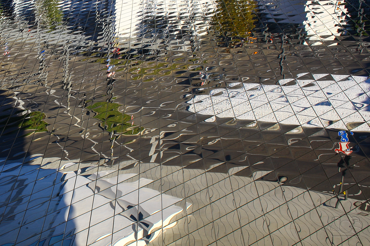 Porsche-Platz 1  Dienstag ist Spiegeltag