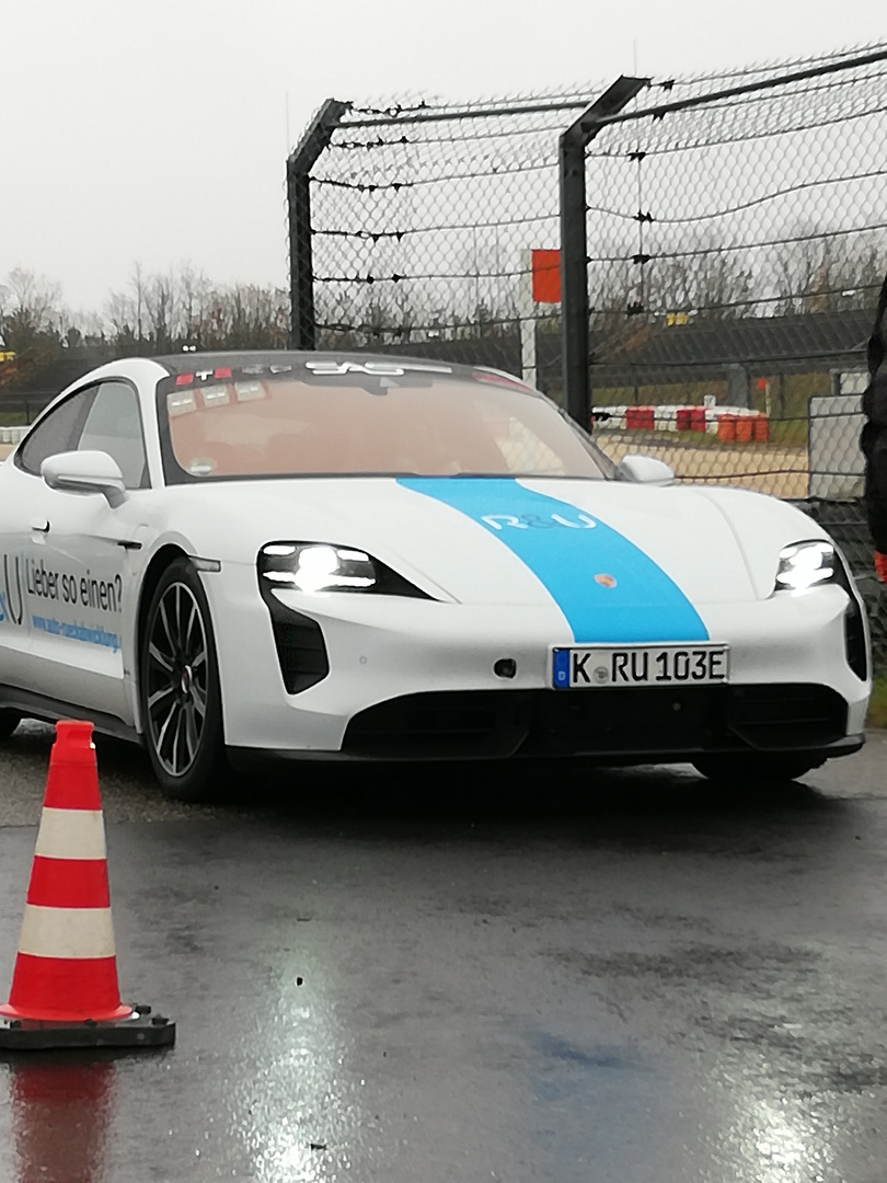 Porsche Taycan vor dem Start