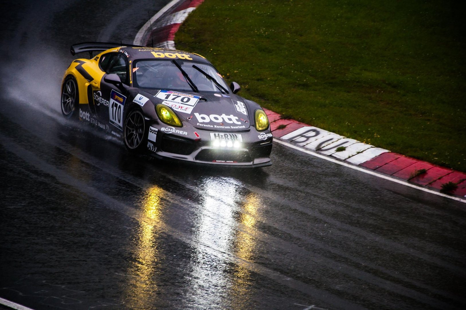 Porsche / VLN / Regen und Lichtspiele auf der Nürburgring Nordschleife