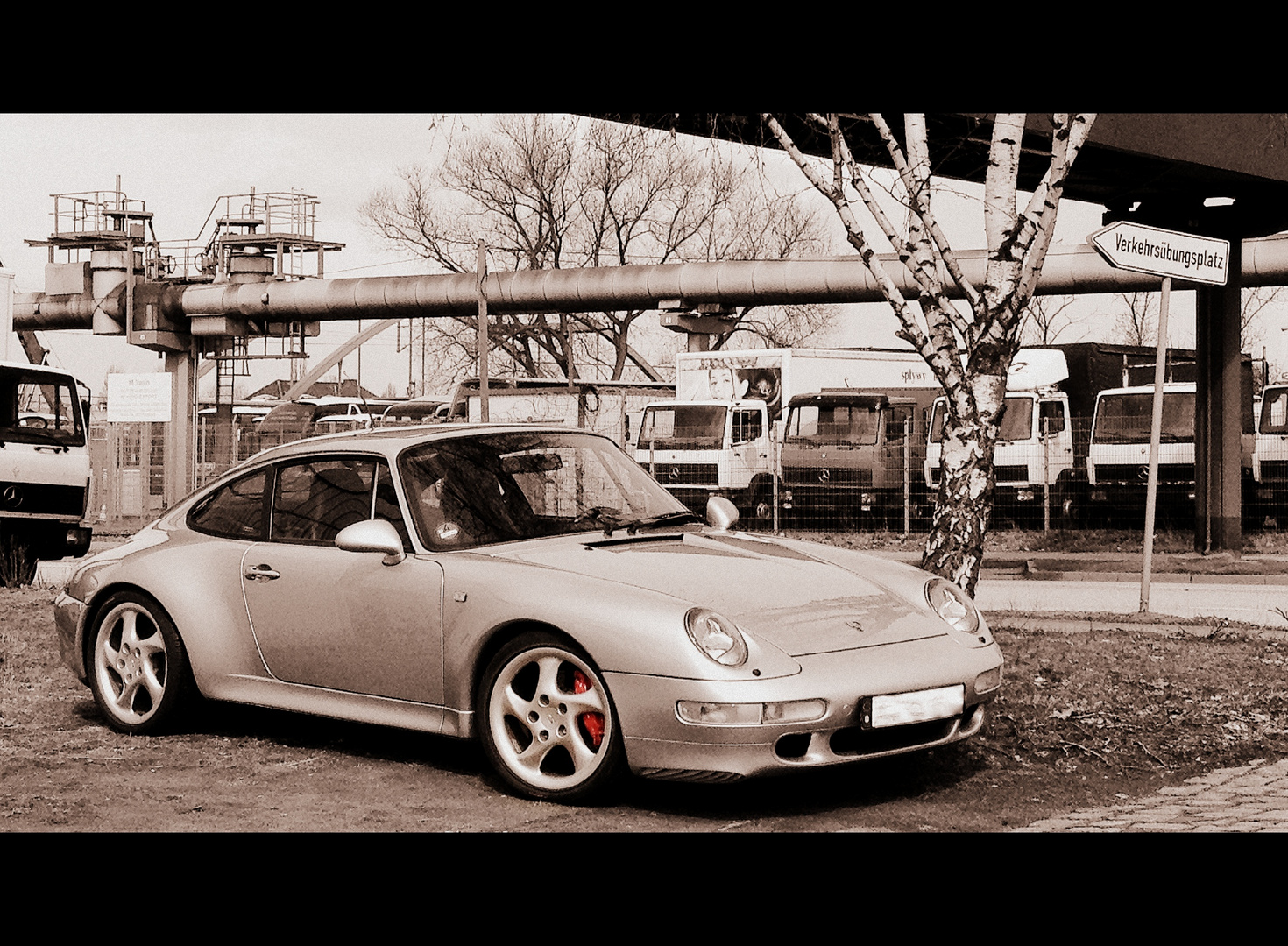 Porsche vor den Verkehrsübungsplatz