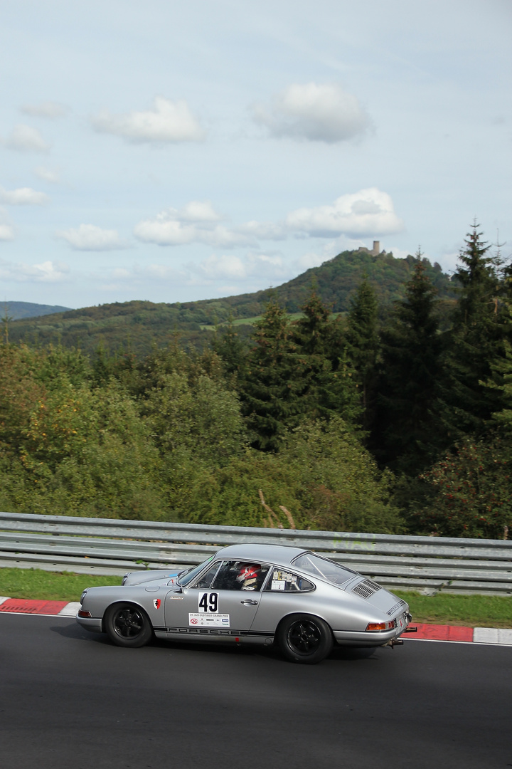 Porsche vor der Burg Eifelrennen Nürburgring 2011