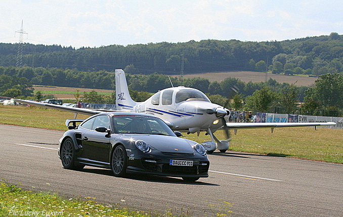 Porsche * VS * Flugzeug