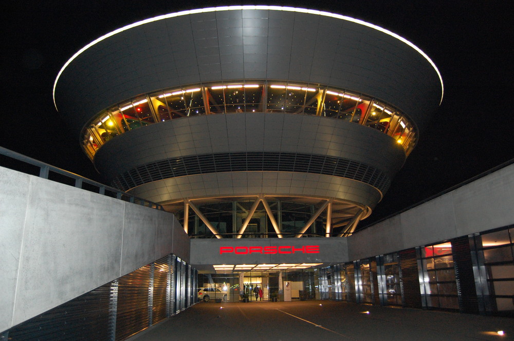 Porsche-Zentrum Leipzig einmal bei Nacht