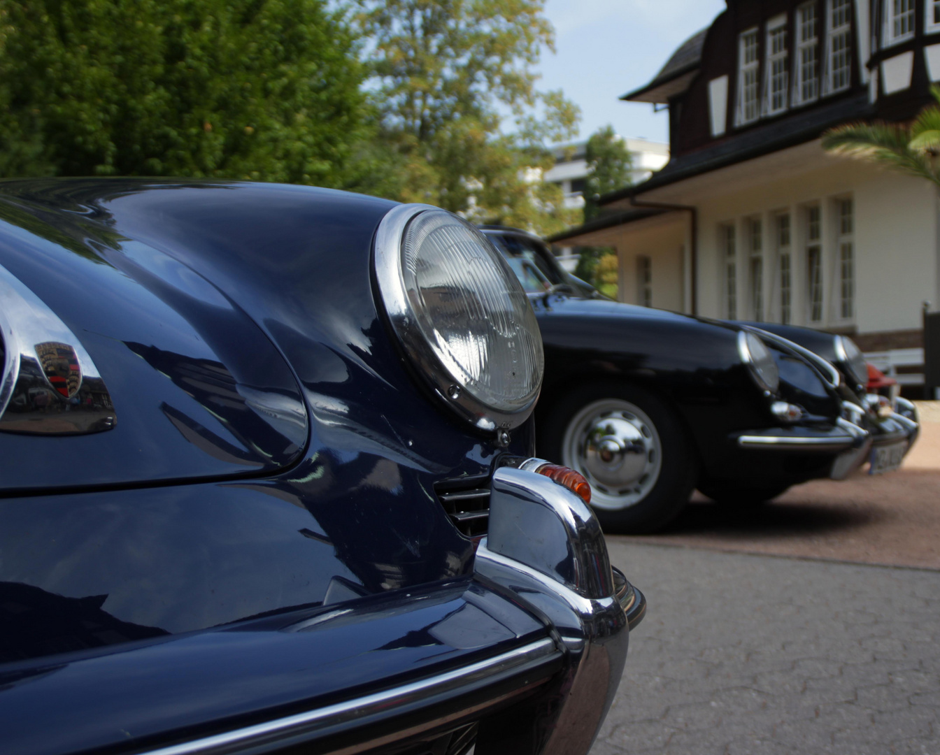 Porsches vor dem Kurhaus