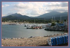 Port Argelès mit les Albères im Hintergrund