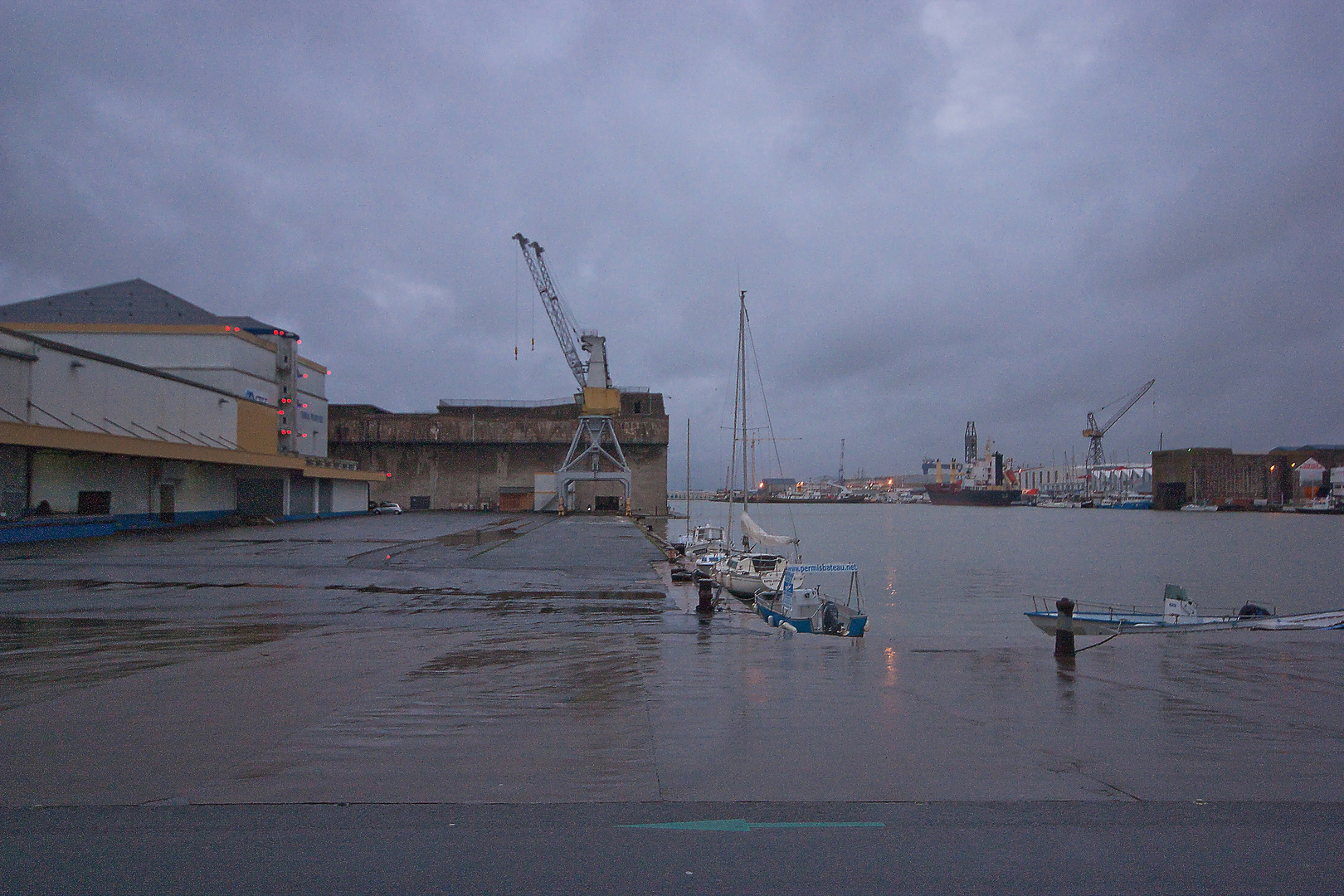 Port dans la grisaille