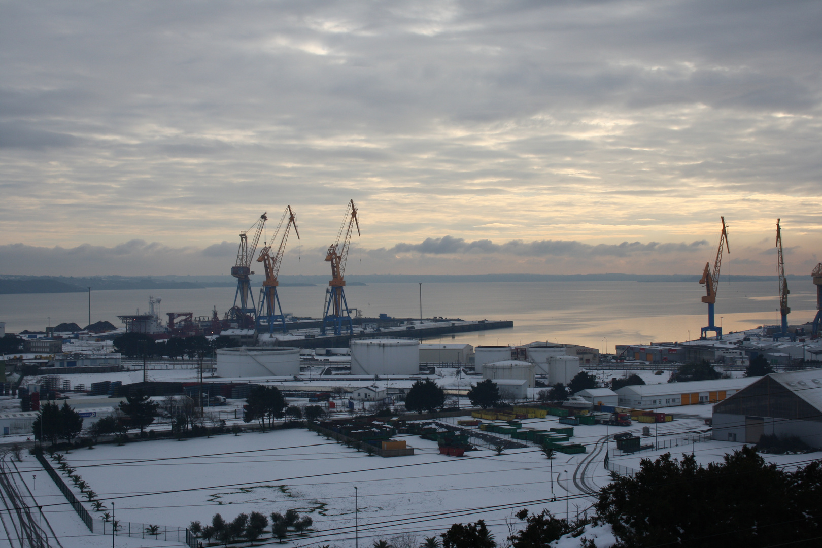 Port de commerce de Brest sous la neige