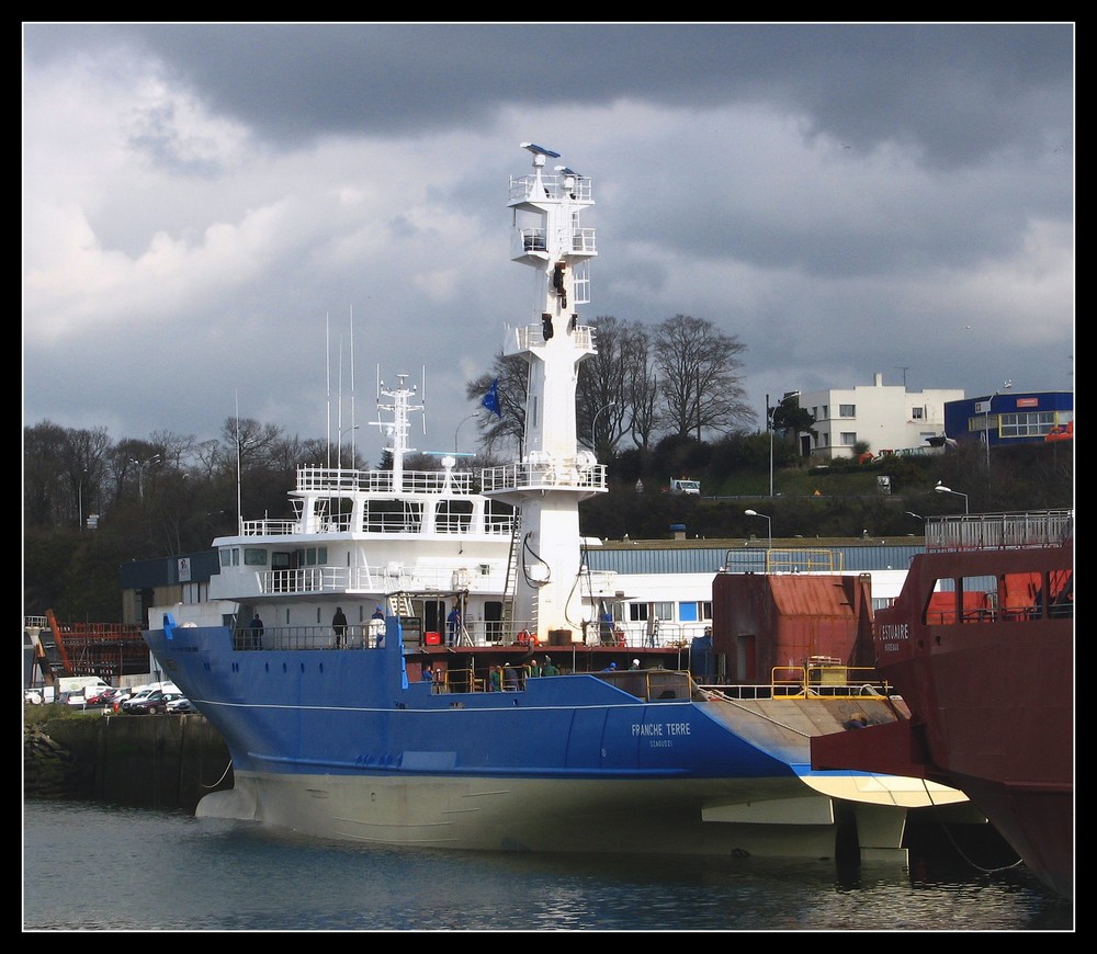 Port de Concarneau "réparations sur un gros senneur "