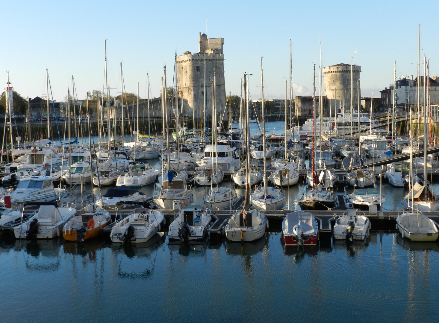 port de la Rochelle.. à l'aube !!