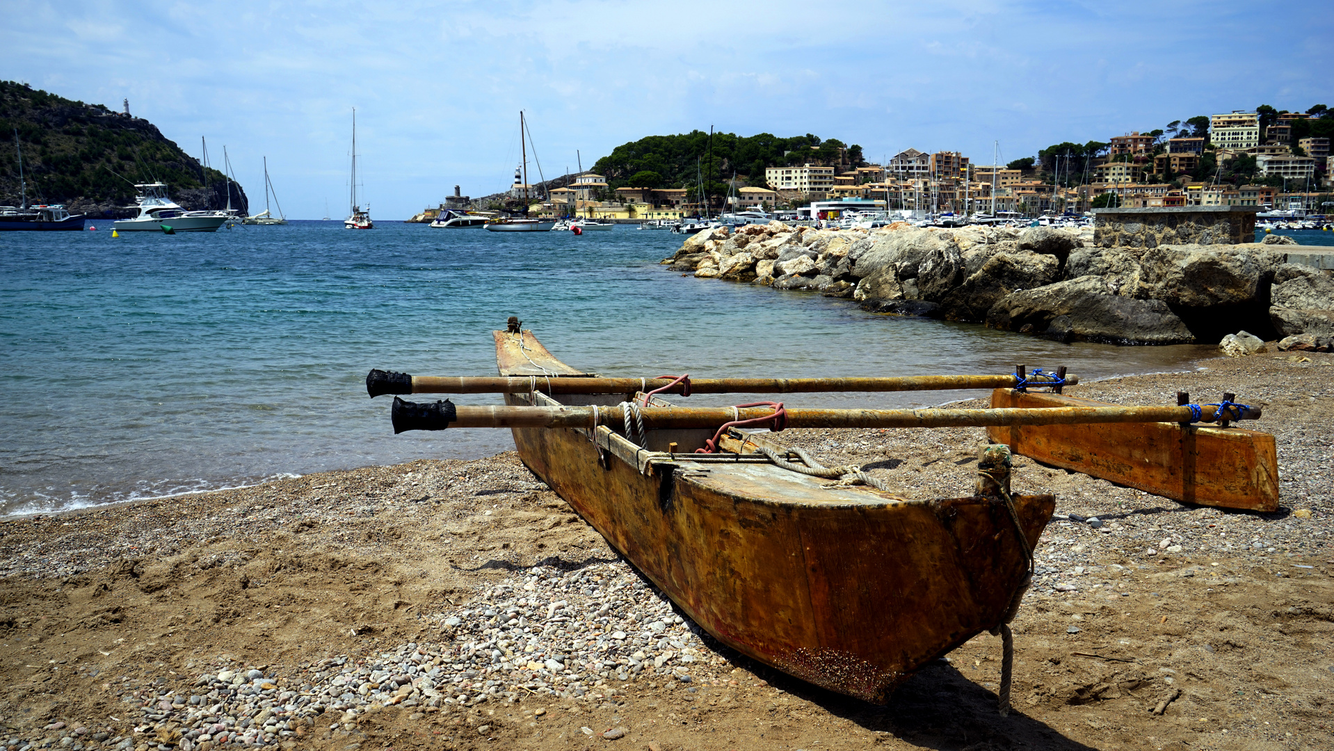 Port de Soller Einbaum am Strand