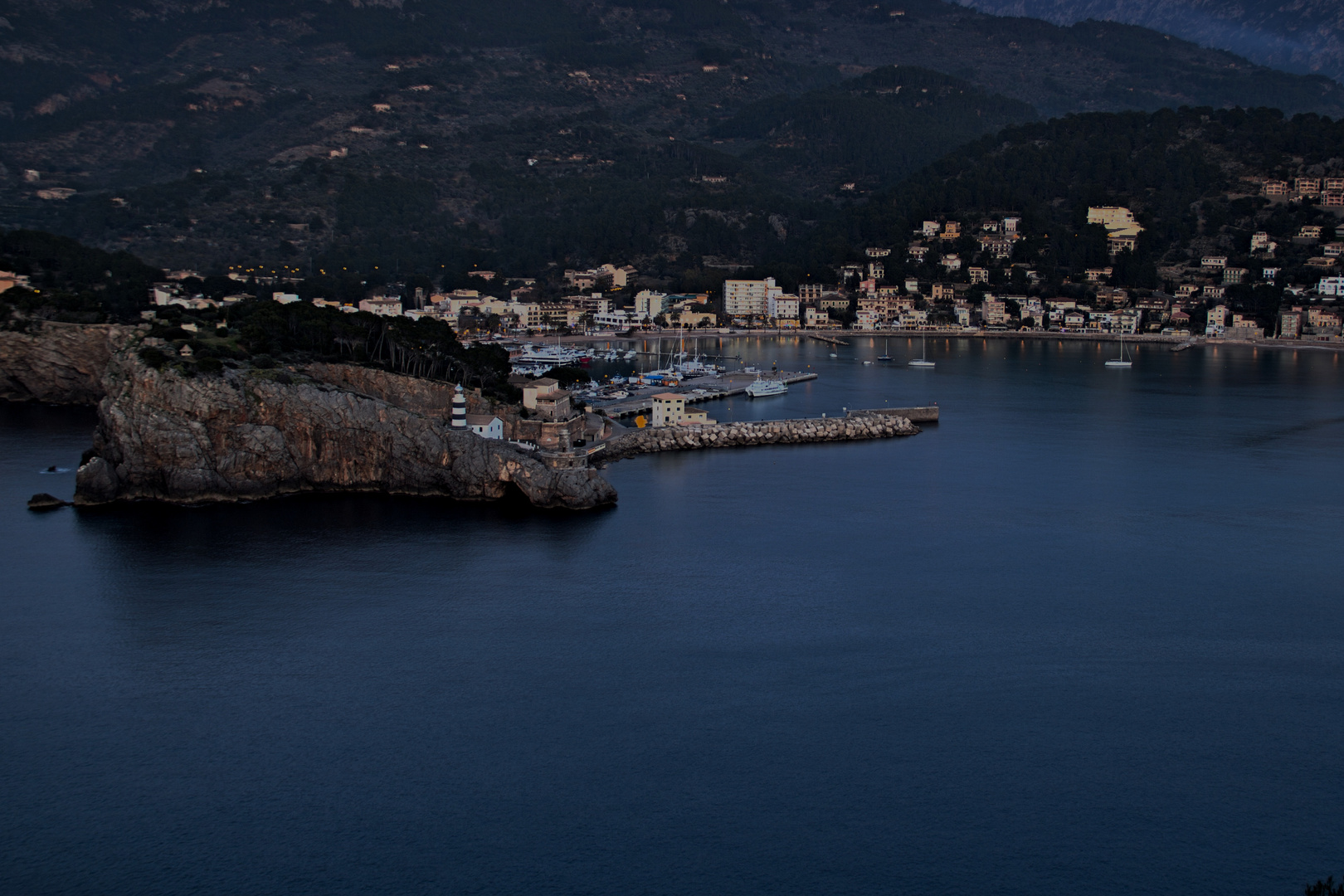 Port de Soller in der Dämmerung