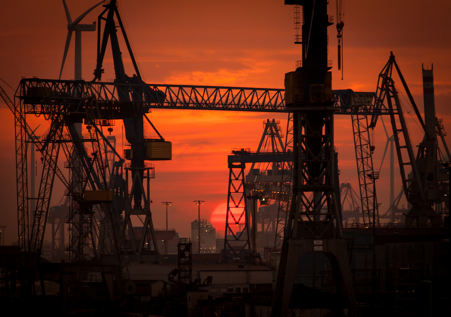 Port d'Hamburg à la tombée du jour.