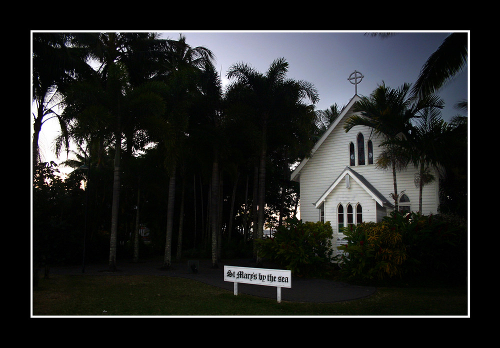 Port Douglas´ St. Mary´s church am Abend