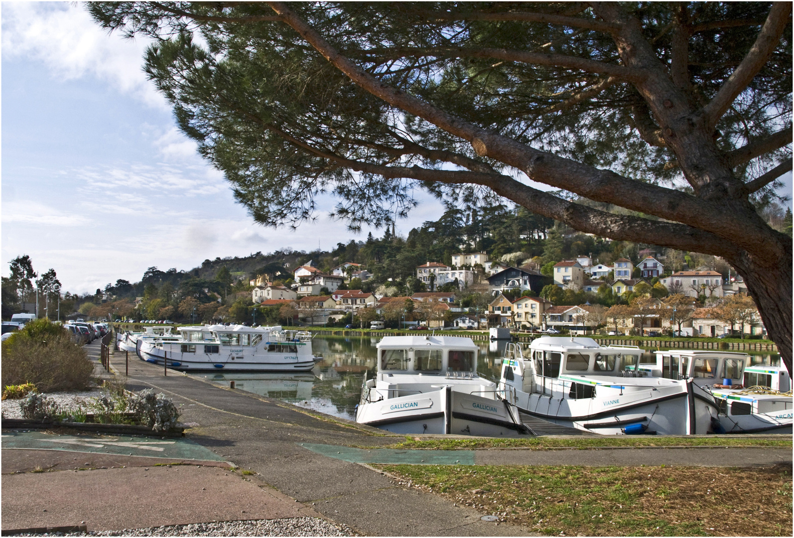 Port fluvial d’Agen sur le Canal de Garonne au printemps