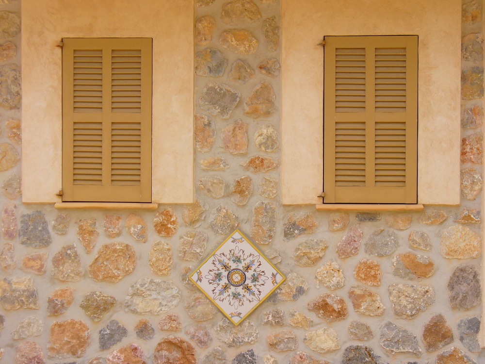 Port Soller - Hauswand mit schönen Kacheln - frisch renoviert