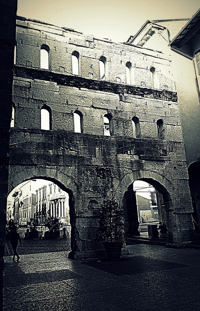Porta Borsari(o Borsàri)....Verona