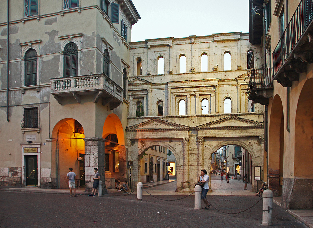 ..Porta dei Borsari..