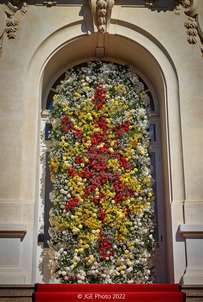 Porta del casinò con decorazioni floreali