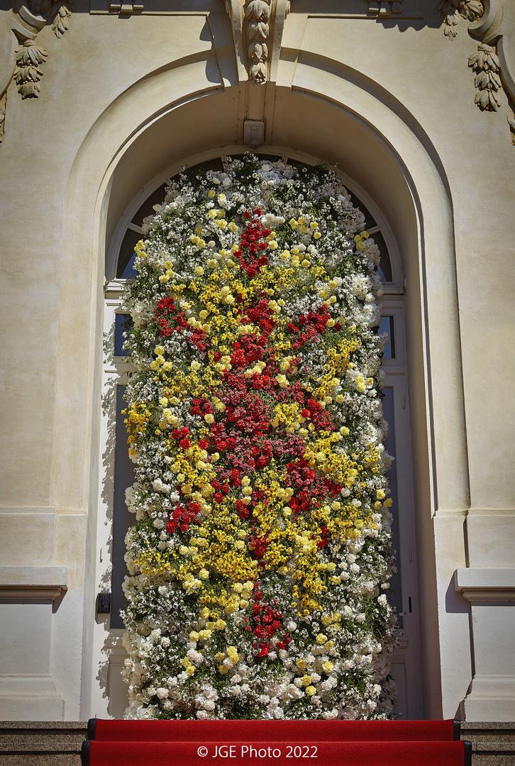 Porta del casinò con decorazioni floreali