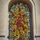 Porta del casinò con decorazioni floreali