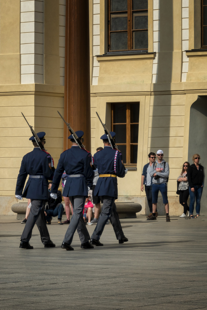 Porta di Mattia, cambio della guardia