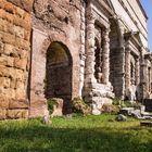 Porta Maggiore, resti (in mezzo a un traffico simpaticamente caotico: tram, autobus, autovetture)