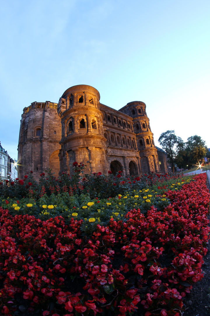 Porta Nigra in der "Blauen Stunde"