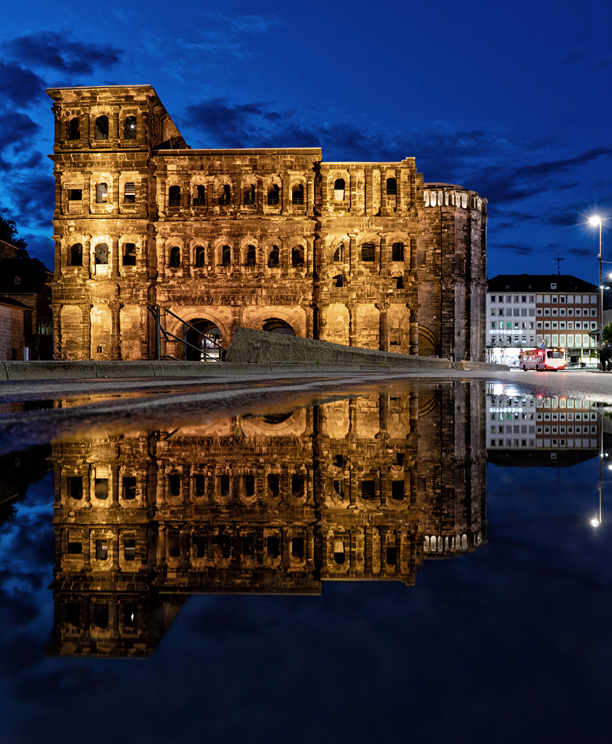 Porta Nigra mit Pfützen-Spiegelung