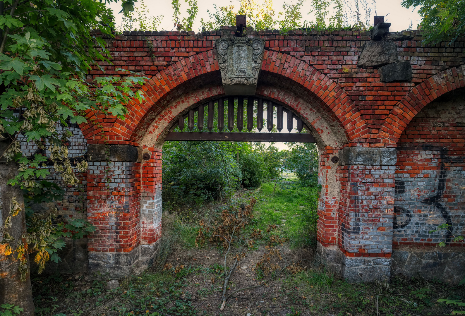 "Porta rubra"