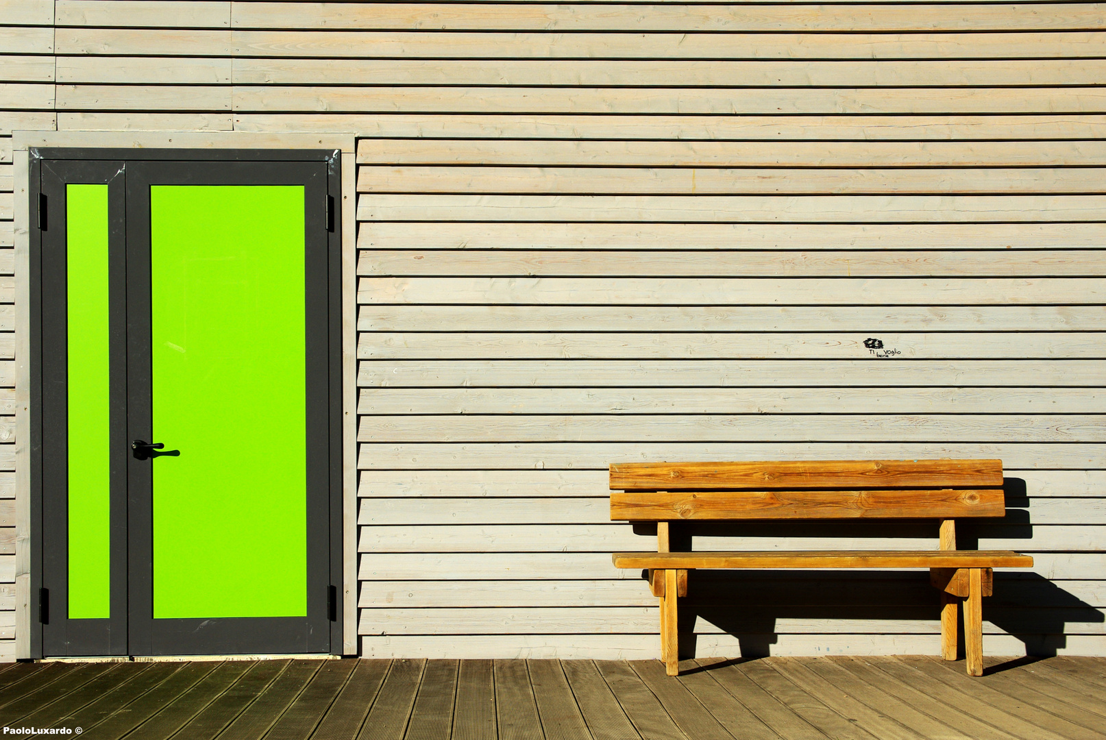 porta verde con panchina