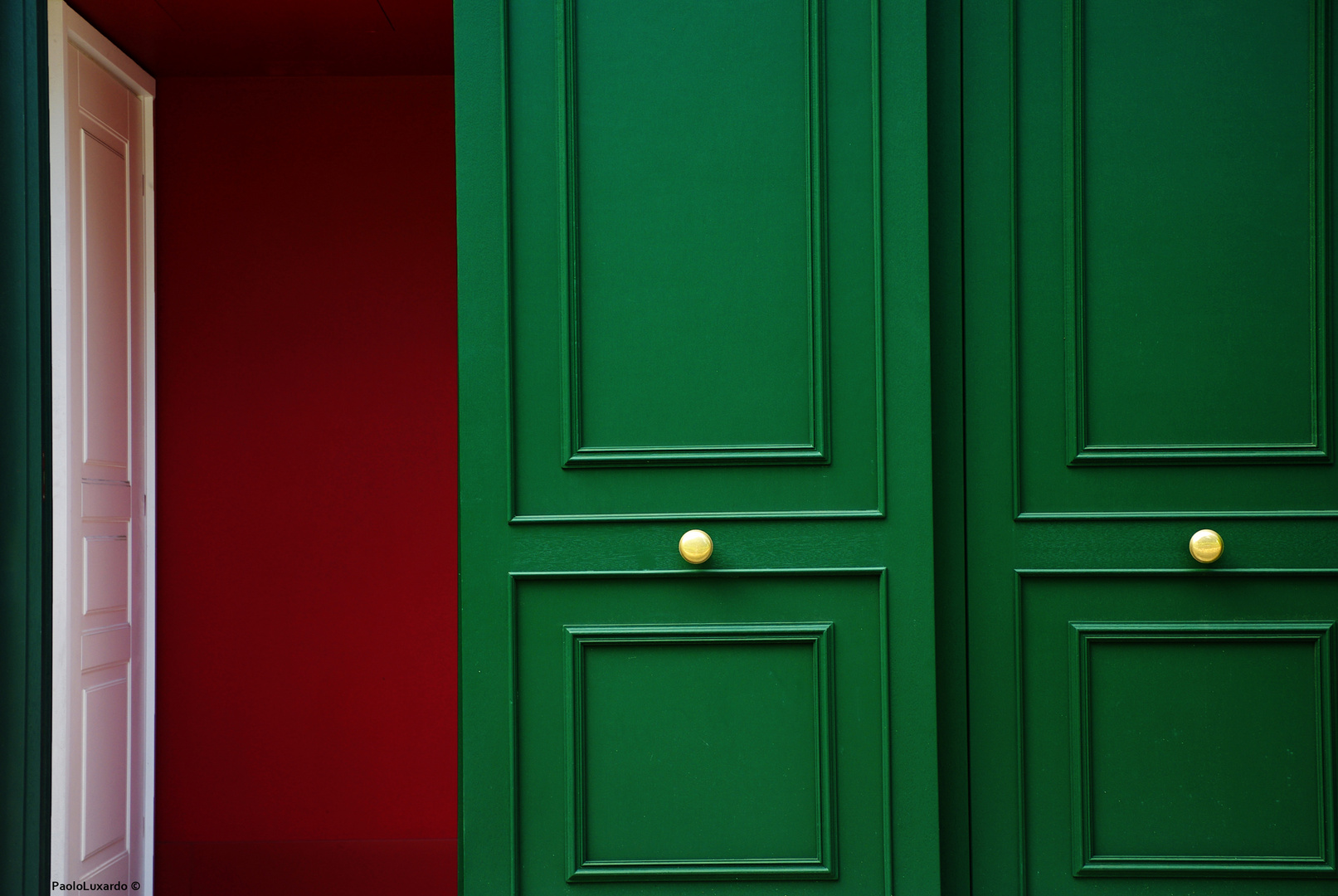 porta verde e interno rosso