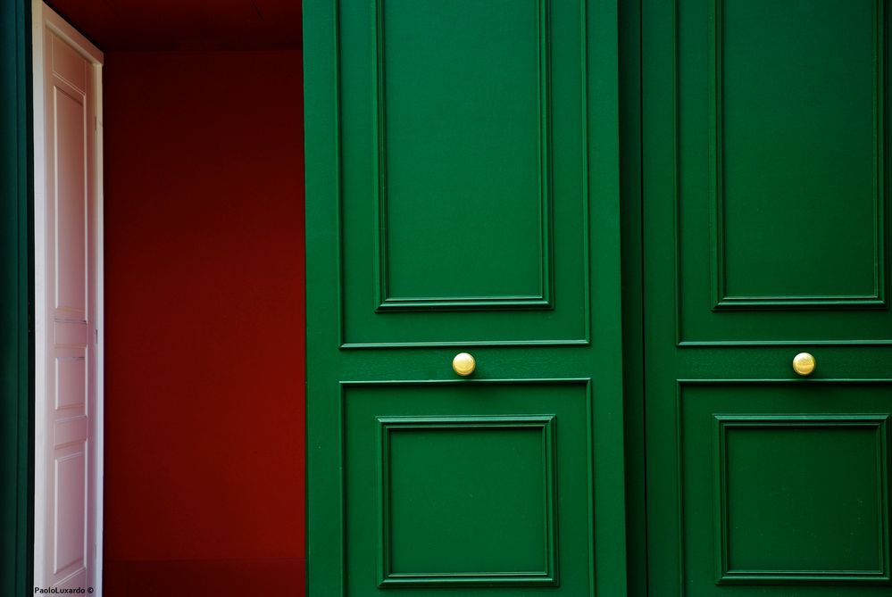 porta verde e interno rosso